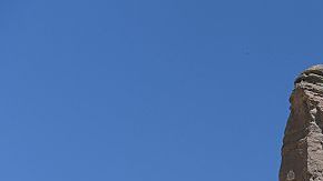 Andamios frente al sitio de vacío de dos estatuas de Buda, las cuales fueron destruidos por los talibanes, en Bamiyan.