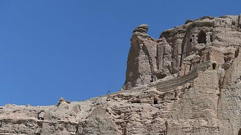 Andamios frente al sitio de vacío de dos estatuas de Buda, las cuales fueron destruidos por los talibanes, en Bamiyan.
