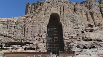 Andamios frente al sitio de vacío de dos estatuas de Buda, las cuales fueron destruidos por los talibanes, en Bamiyan.