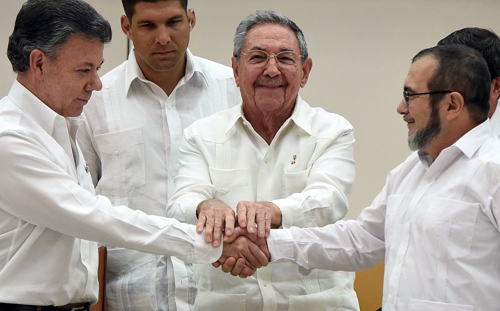 ¿Cuándo se repetirá la imagen de septiembre pasado, cuando Santos (izq.) y el líder de las FARC, alias Timochenko, estrecharon sus manos ante el presidente de Cuba, Raúl Castro? Foto: Getty