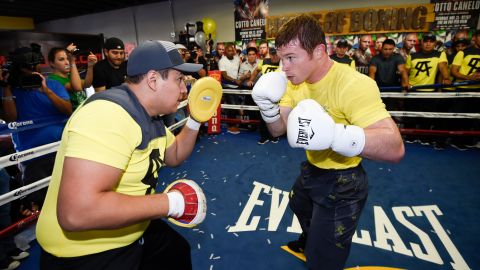 Eddy Reynoso (izq.) ha sido el preparador de Saúl Állvarez desde que éste llegó a un gimnasio de Guadalajara a los 13 años de edad.