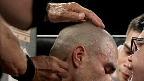 Cotto y Roach en su esquina durante la pelea frente a 'Canelo'.
