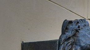 Un turista echa una carta en un buzón en La Habana, Cuba.