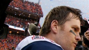 Tom Brady y Peyton Manning dominaron la NFL en la pasada década y media. ¿Es alguien de ellos el más grande quarterback de la historia?