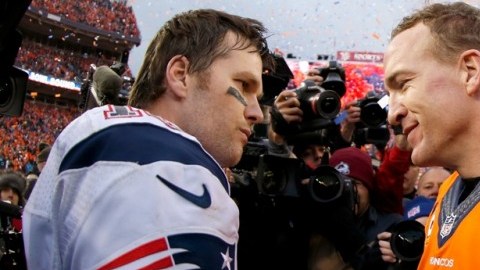 Tom Brady y Peyton Manning dominaron la NFL en la pasada década y media. ¿Es alguien de ellos el más grande quarterback de la historia?