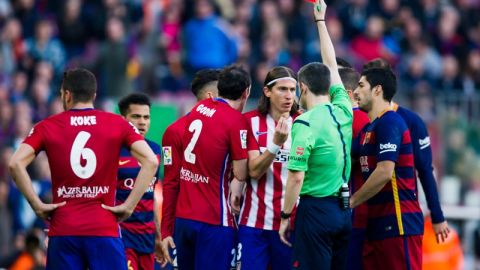 El momento de la expulsión de Filipe Luis tras la falta a Messi.