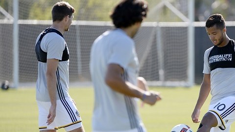 Giovani dos Santos (der.) y Steven Gerard durante un práctica del Galaxy.