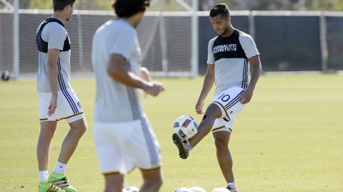 Giovani dos Santos (der.) y Steven Gerard durante un práctica del Galaxy.