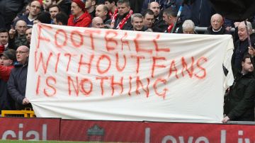 Aficionados del Liverpool protestan el alto costo de las entradas en la Premier League.
