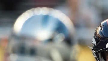 Peyton Manning y su más típica estampa: ajustando sobre la línea de golpeo antes de la jugada. Su carrera en la NFL ha terminado.