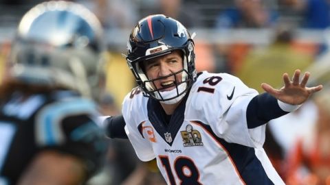 Peyton Manning y su más típica estampa: ajustando sobre la línea de golpeo antes de la jugada. Su carrera en la NFL ha terminado.