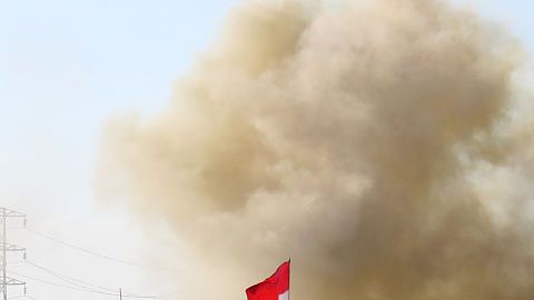 Las fuerzas a favor del gobierno de Irak conducen sus vehículos blindados en las afueras de Ramadi, el 8 de febrero de 2016, después de que volvieron a tomar la región.