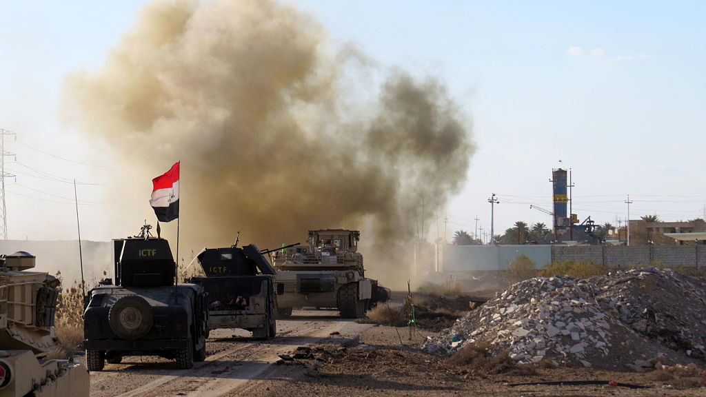 Las fuerzas a favor del gobierno de Irak conducen sus vehículos blindados en las afueras de Ramadi, el 8 de febrero de 2016, después de que volvieron a tomar la región.