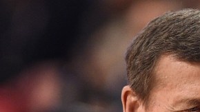 Craig Sager, aquí entrevistando a Magic Johnson, es mejor conocido por sus coloridos trajes.