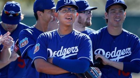 Julio Urías, uno de los mejores prospectos de las Ligas Mayores, visto aquí en un entrenamiento de los Dodgers, perdió el juego del viernes contra Angels.