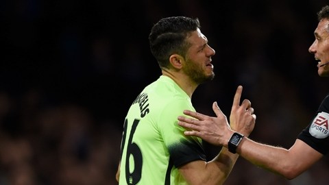 Demichelis discute con el árbitro durante un juego de la FA Cup.
