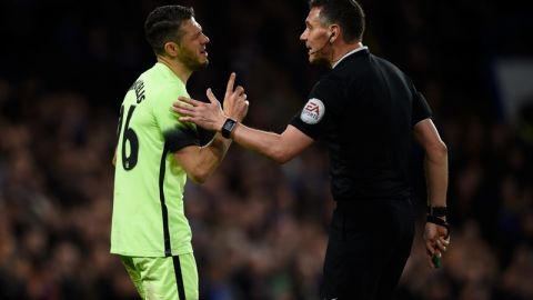 Demichelis discute con el árbitro durante un juego de la FA Cup.