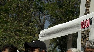 Los padres de algunos de los 43 estudiantes desaparecidos de Ayotzina se reúnen en el monumento a Benito Juárez en la Ciudad de México el 22 de febrero de 2016.