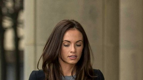 Adam Johnson y su mujer Stacey Flounders abandonan la Corte de  Bradford Crown durante uno de los días del juicio.