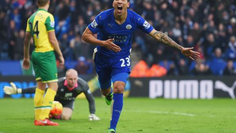 Gracias al gol de Leonardo Ulloa, Leicester se mantuvo como líder de la Liga Premier.