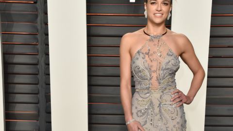 Michelle Rodriguez acudió así a la fiesta Vanity Fair, posterior a los Oscar.