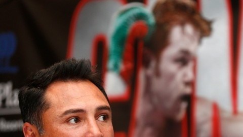 Óscar de la Hoya dijo en la conferencia promocional de Canelo-Khan que el discurso antimexicano y antimusulmán de Donald Trump le dio la idea de organizar el pleito.
