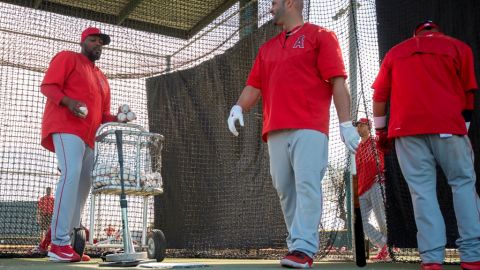 Albert Pujols, aquí en una práctica de bateo con el coach Vladimir Guerrero, dio la sorpresa al aparecer con los Angels el domingo.