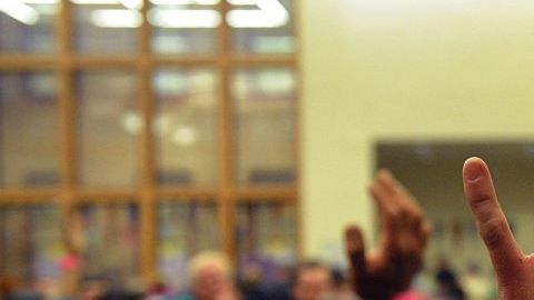 Votantes participan en en el caucus demócrata en la Escuela Secundaria del Norte en Denver, Colorado.