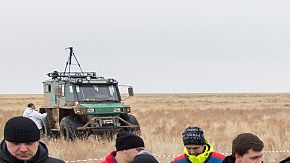 Los cosmonautas rusos Mikhail Kornienko (i), Sergey Volkov de Roscosmos (c), y Scott Kelly, el comandante de la Expedición 46 de la NASA, reposan fuera de la nave espacial Soyuz TMA-18M pocos minutos después de aterrizar cerca de la ciudad de Zhezkazgan, Kazajstán, el miércoles 2 de marzo de 2016 (hora de Kazajstán).