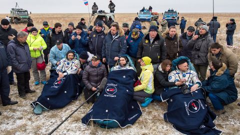 Los cosmonautas rusos Mikhail Kornienko (i), Sergey Volkov de Roscosmos (c), y Scott Kelly, el comandante de la Expedición 46 de la NASA, reposan fuera de la nave espacial Soyuz TMA-18M pocos minutos después de aterrizar cerca de la ciudad de Zhezkazgan, Kazajstán, el miércoles 2 de marzo de 2016 (hora de Kazajstán).