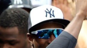 Alex Rodríguez de los Yankees celebra con sus compañeros su primer jonrón de la pretemporada frente a los Phillies de Philadelphia.