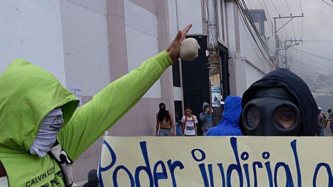 Estudiantes protestan en San Cristobal, Venezuela, contra la limitación de poder dictada por el Supremo contra la Asamblea Nacional.