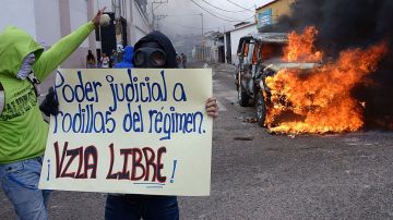 Estudiantes protestan en San Cristobal, Venezuela, contra la limitación de poder dictada por el Supremo contra la Asamblea Nacional.