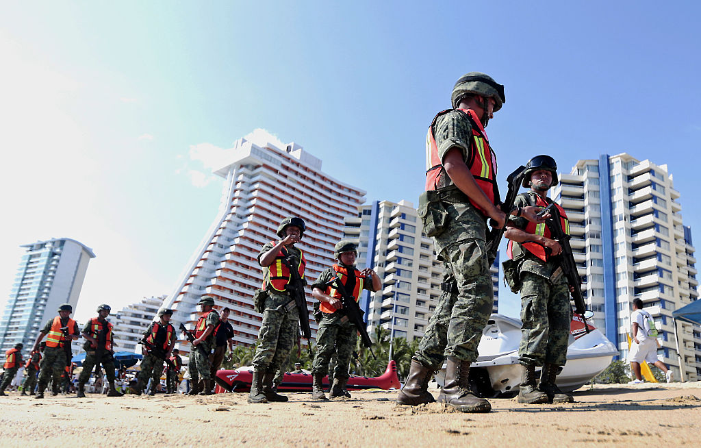 Soldados patrullan la playa en la Bahía de Santa Lucía en Acapulco, México. PEDRO PARDO/AFP/Getty Images