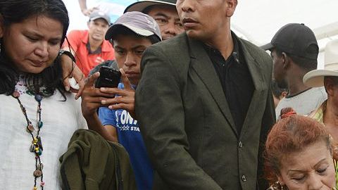 Se escucharon y leyeron consignas como "Justicia para Berta", "La lucha sigue", "Sangre de mártires, semilla de libertad" y "Berta volverá y será millones".
