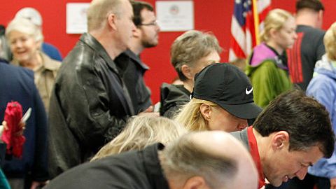 Votantes republicanos firman antes de votar en Louisville, Kentucky.
