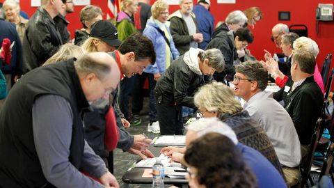 Votantes republicanos firman antes de votar en Louisville, Kentucky.