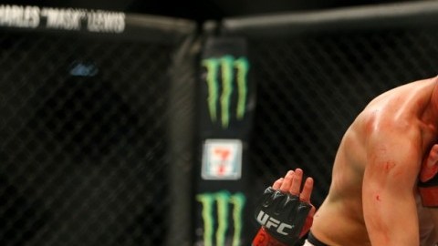 Las derrotas de Conor McGregor a manos de Nate Díaz y de Holly Holm contra Miesha Tate en la misma función suponen golpes para el UFC.