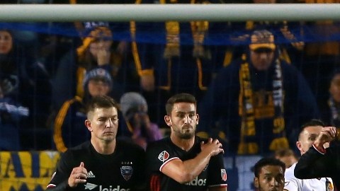 Steven Gerrard intenta un tiro libre en el primer tiempo. El Galaxy despertó y acabó goleando en su debut.