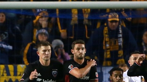 Steven Gerrard intenta un tiro libre en el primer tiempo. El Galaxy despertó y acabó goleando en su debut.