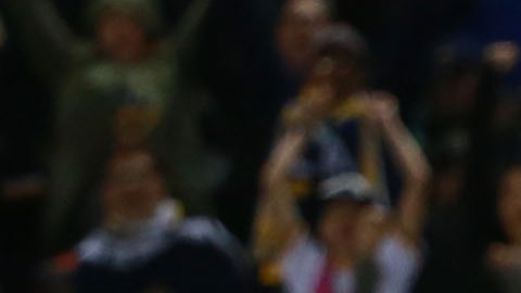 Mike Magee celebra el primero de sus goles, que puso en ventaja al Galaxy ante el DC United.