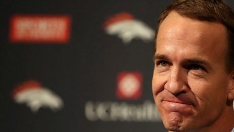 Con lágrimas en los ojos, Peyton Manning anunció su retiro y lo hizo dándole crédito a compañeros, contrincantes y aficionados, en una conferencia de prensa en Denver.
