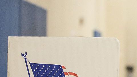 Un votante llena su voto para las primarias presidenciales de Michigan en un colegio electoral en Warren.