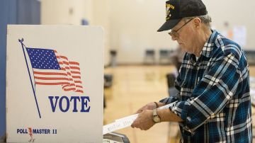 Un votante llena su voto para las primarias presidenciales de Michigan en un colegio electoral en Warren.