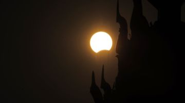 La Luna pasa por delante del Sol durante un eclipse solar parcial en Naypyidaw, Myanmar, el 9 de marzo de 2016.