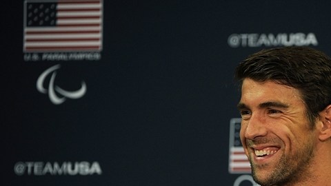 El gran Michael Phelps durante una conferencia en el UCLA's Pauley Pavilion en Westwood, California.