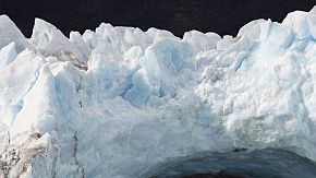 La secuencia muestra caída del arco del glaciar Perito Moreno, en la Patagonia, Argentina, el 10 de marzo de 2016.