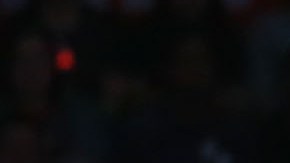 LeBron James, quien anotó 27 puntos, lanza uno de los 18 triples conseguidos por los Cavaliers contra los Clippers.