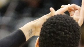 Chris Paul pierde el balón ante la marca de Danny Green. Los Clippers fueron borrados en el cuarto periodo por los Spurs.