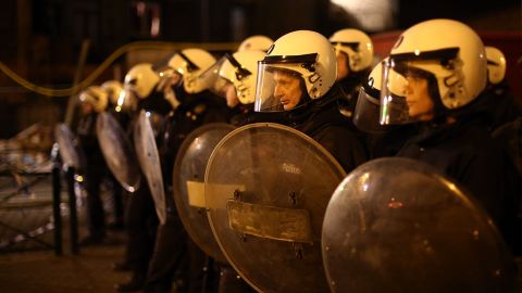 Policías custodian una carretera después de incursiones en la que varias personas fueron arrestadas, incluyendo Salah Abdeslam.